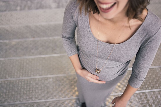 femme enceinte portant un bola de grossesse