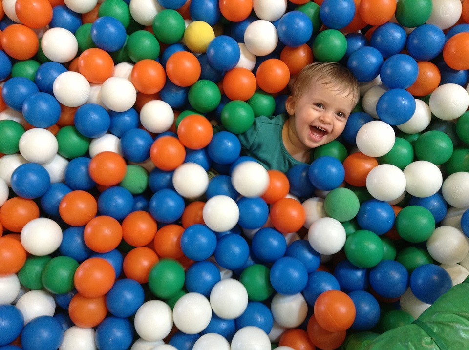 enfant jouant dans une Piscine à balle