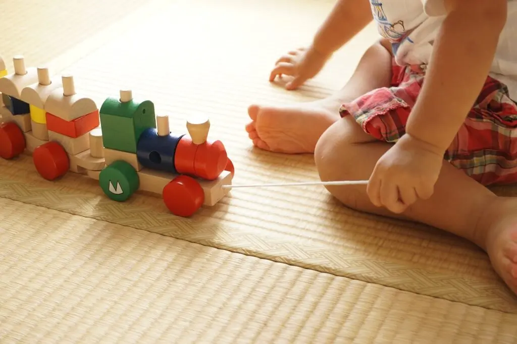 Maquette en bois : une manière créative de stimuler le développement de  votre bébé