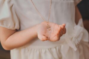 Chaîne de baptême : un cadeau précieux au cœur de la cérémonie
