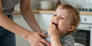 enfant qui s'étouffe